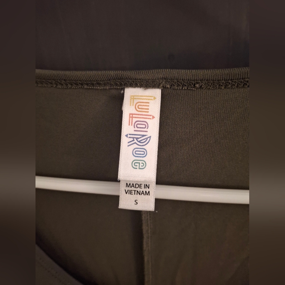 LuLaRoe Olive Green Short Sleeve Top Size Small - Picture 2 of 2